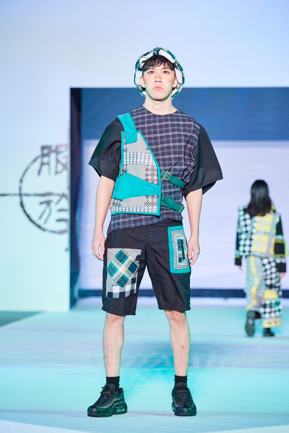 格格不入－黃文俞